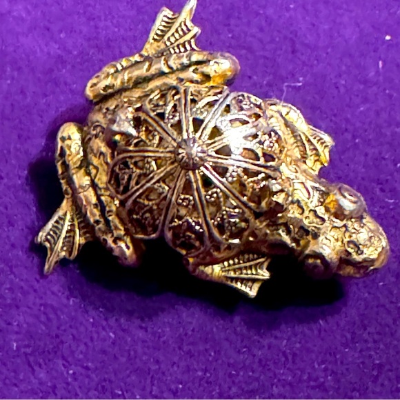 Jewelry - Vintage Gold tone costume jewelry Frog Brooch